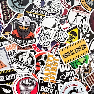 Może przedstawiać: Kolekcja różnorodnych naklejek z różnymi wzorami i tekstami. Naklejki przedstawiają obrazy czaszki, brodatego górnika oraz teksty "Labor Union" i "Safety First". Paleta kolorów obejmuje czarny, biały, czerwony i żółty.