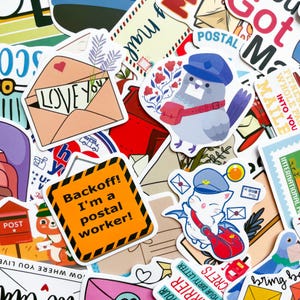 Puede incluir: Una colección de pegatinas coloridas con temas postales. Los diseños incluyen una paloma con una bolsa de correo, un sobre con el texto "Love You" y un letrero que dice "Backoff! I'm a postal worker!" Otras pegatinas presentan sellos y buzones.