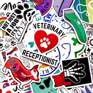 Könnte beinhalten: Eine Sammlung bunter Aufkleber mit Tiermotiv und Veterinärthemen. Designs umfassen ein rotes Herz mit Pfotenabdruck, die Worte "Veterinary Receptionist" und ein grünes Tierpflegegerät. Andere Aufkleber zeigen den Text "Not Just a Job, It's Love."