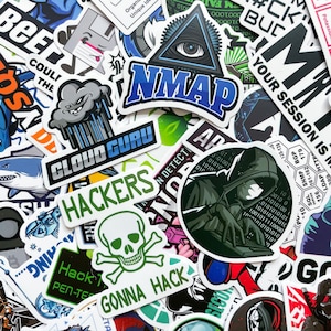 Könnte beinhalten: Eine Sammlung bunter Aufkleber mit verschiedenen Designs und Texten. Die Aufkleber zeigen Sätze wie "HACKERS", "GONNA HACK" und "CLOUD GURU". Weitere Designs sind ein Totenkopf mit gekreuzten Knochen, ein Auge in einem Dreieck und ein Hacker, der einen Computer benutzt.