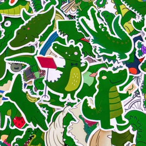 Paket med 50 krokodilklistermärken, söta alligatorklistermärken, roliga tecknade reptilklistermärken, vattentäta klistermärken för barn, tonåringar, samlare