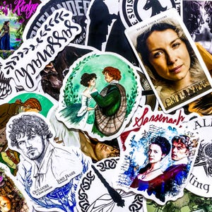 Op de afbeelding: Een verzameling Outlander-stickers met karakterportretten, citaten en illustraties. De stickers tonen Jamie Fraser, Claire Fraser en andere personages. Het kleurenpalet omvat tinten blauw, groen, rood en wit, met diverse lettertypen en ontwerpen.