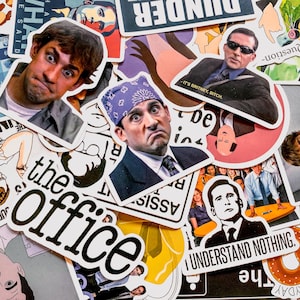 Può includere: Una collezione di adesivi con personaggi e citazioni della serie televisiva "The Office". Gli adesivi includono immagini di Jim, Michael Scott e altri personaggi, insieme a frasi come "I UNDERSTAND NOTHING" e "IT'S BRITNEY, BITCH."