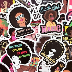 Könnte beinhalten: Eine Sammlung farbenfroher Aufkleber mit Illustrationen von schwarzen Frauen mit Afro-Frisuren, Sonnenbrillen und verschiedenen Textelementen. Die Aufkleber tragen Sätze wie "Black Girl Magic", "Beauty Has No Skin Tone" und "My Skin Color Is Not A Crime".