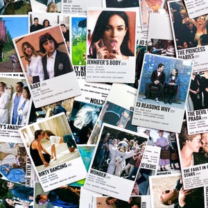 Könnte beinhalten: Eine Sammlung von Filmplakaten, darunter "Jennifer's Body", "Dirty Dancing" und "13 Reasons Why". Die Poster sind unterschiedlich groß und zeigen Bilder von Schauspielern und Szenen aus den Filmen. Die Poster sind auf einer Oberfläche verteilt.