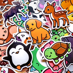 Op de afbeelding: Een verzameling kleurrijke dierenstickers, waaronder een eland, een koe, een hert, een puppy, een pinguïn en een schildpad. De stickers hebben een witte rand en zijn willekeurig gerangschikt. De illustraties zijn in cartoonstijl en hebben heldere kleuren.