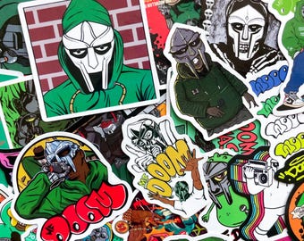 Può includere: Una collezione di adesivi colorati con illustrazioni di una figura mascherata in varie pose. Gli adesivi presentano una felpa con cappuccio verde, una maschera argentata e la parola "DOOM" in lettere rosse.