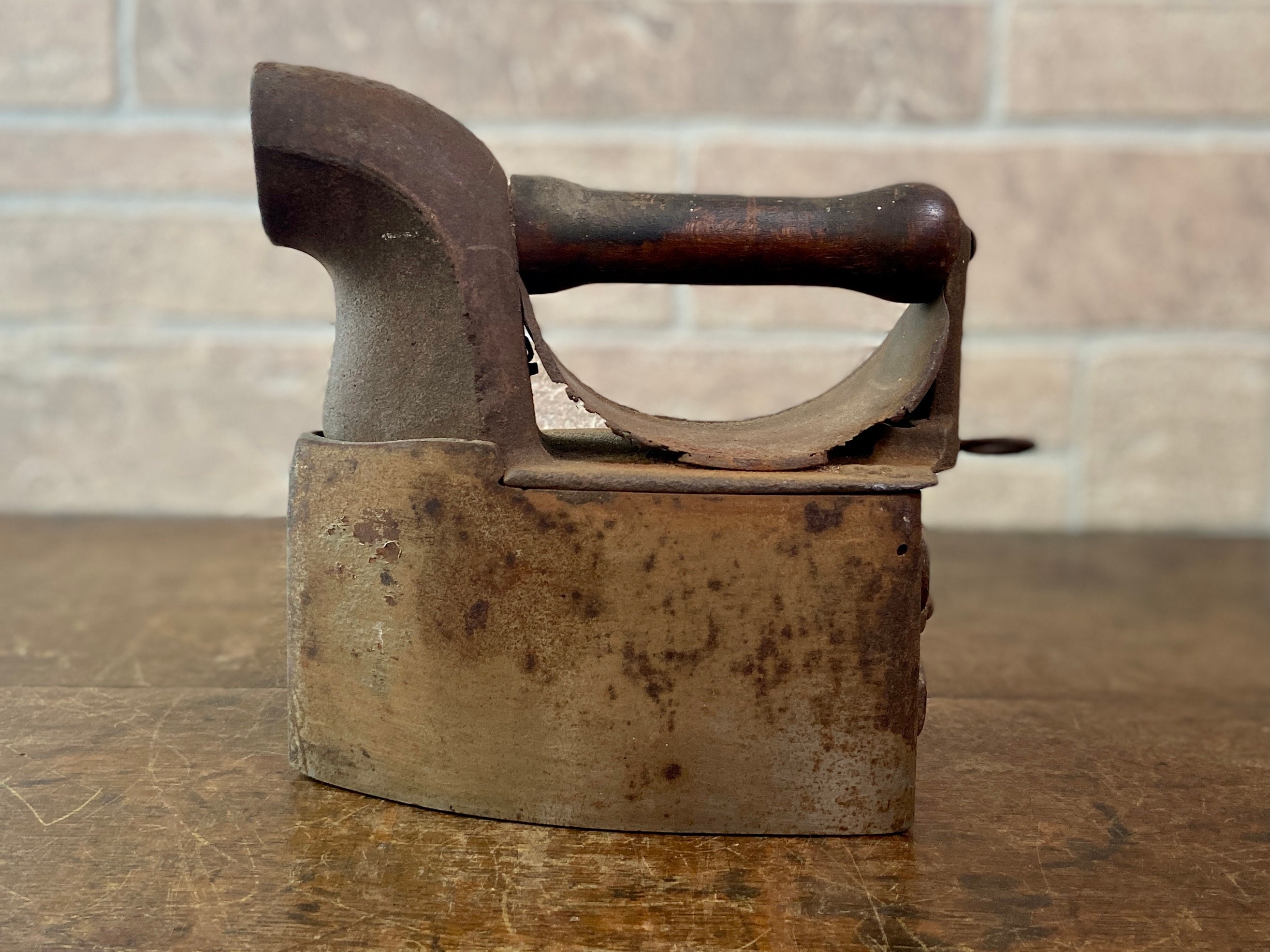 Чугунный утюг на голубом фоне. Vintage iron. Прообраз утюга. Old iron. Утюг.
