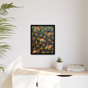 Peut inclure: Impression sur toile encadrée avec un motif répété de chats noirs et de citrouilles orange parmi des feuilles d'automne. Le fond est vert foncé, avec des feuilles jaunes et orange. L'œuvre est affichée sur un mur blanc.