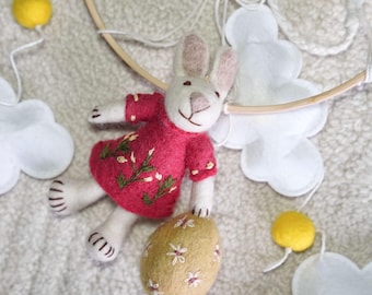 Karuzela do łóżeczka dziecięcego z filcu, ręcznie robiona dekoracja do pokoju dziecięcego z wełnianym króliczkiem, neutralny wiosenny prezent i pamiątka na baby shower dla noworodka i noworodka