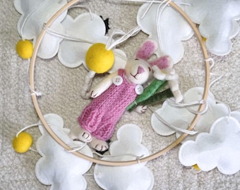 Móvil de fieltro para cuna de bebé niña, conejito de fieltro de lana hecho a mano para decoración de guardería, regalo y recuerdo para recién nacido en primavera, Pascua o baby shower en tonos neutros.