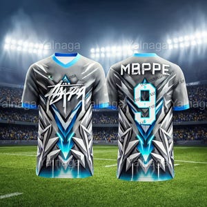 Puede incluir: Camiseta de fútbol gris y azul con el nombre "MBPPE" y el número "9" en la espalda. La parte delantera presenta un logotipo y texto estilizados. La camiseta tiene cuello y ribetes azules, con un diseño geométrico.