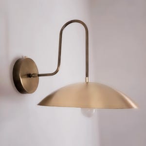 Lampada da parete in ottone fatta a mano: applique moderna di metà secolo
