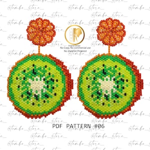 Puede incluir: Un par de pendientes hechos a mano con cuentas con un diseño de fruta kiwi. Los pendientes tienen un centro verde brillante y amarillo con detalles de semillas negras, rodeado por un borde rojo. La parte superior de los pendientes son bolas de cuentas naranjas. El texto "PDF PATTERN #06" es visible.