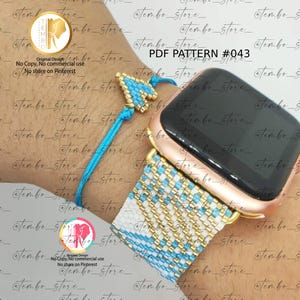Może przedstawiać: Bransoletka i pasujący pasek do zegarka Apple Watch. Pasek do zegarka ma wzór z białych, złotych i jasnoniebieskich koralików. Bransoletka ma niebieski sznurek i małą koralikową strzałkę. Widoczny jest tekst "PDF PATTERN #043".