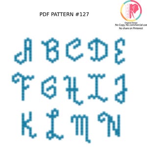 Puede incluir: Un patrón PDF que presenta un alfabeto turquesa, de la A a la N. Las letras tienen una apariencia texturizada y pixelada. El texto "PDF PATTERN #127" está en la parte superior. El diseño es original y solo para uso personal.