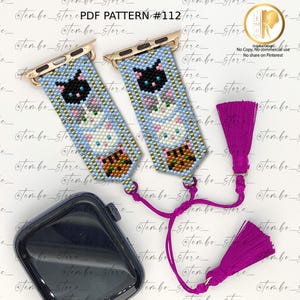 Puede incluir: Dos correas de reloj con cuentas con un diseño de gato en negro, gris y blanco, unidas a una borla morada. Las correas son de color azul claro con conectores dorados. El texto "PDF PATTERN #112" es visible.