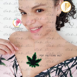 Puede incluir: Un patrón PDF en forma de hoja negra y verde, etiquetado #67, se muestra en el pecho de una persona. El diseño de la hoja está hecho de pequeños píxeles cuadrados. El fondo presenta un patrón floral y el texto "@tembo_store" repetido.