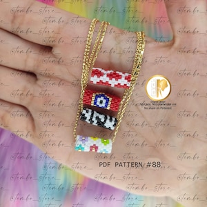 Peut inclure: Colliers à chaîne dorée avec des pendentifs perlés aux motifs rouges, blancs, noirs et bleus. Les pendentifs présentent des motifs géométriques et un œil protecteur. L'image comprend le texte "PDF PATTERN #88".
