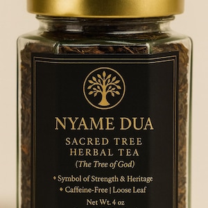 Könnte beinhalten: Ein Glas Nyame Dua Sacred Tree Kräutertee mit goldenem Deckel. Das schwarze Etikett zeigt goldenen Text und ein Baumlogo. Der Tee ist koffeinfrei und loser Tee, mit einem Nettogewicht von 113 Gramm.