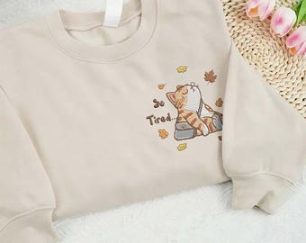 Haftowana koszulka z kotem "So Tired Cat", jesienna bluza z kotem, uroczy T-shirt z zmęczonym kotem, koszulka z jesiennymi liśćmi, przytulny prezent dla miłośnika kotów, haftowana bluzka z kotkiem