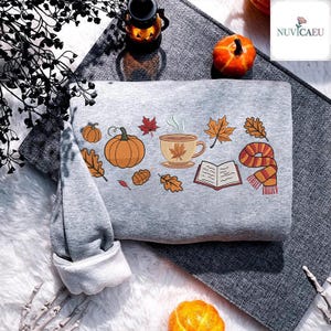Broderad skjorta med höstens mysiga element, höstpumpasweatshirt, broderad t-shirt med mysig säsong, presentidé för höstmode, hygge-outfit