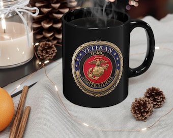La taza Marine Veteran es una taza de café negra que rinde homenaje al servicio militar. Eslogan Semper Fidelis,