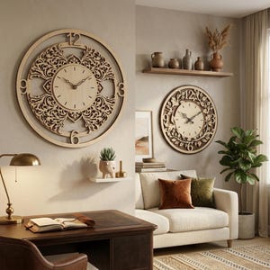 Op de afbeelding: Twee houten wandklokken met ingewikkelde bloemmotieven. De klokken hebben een lichte houten afwerking en Romeinse cijfers. Eén klok hangt boven een bureau met een lamp, de andere boven een bank.