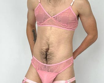 Lingerie sissy per travestiti gay: reggiseno in pizzo e perizoma maschile. Calze in pizzo sexy da femboy.