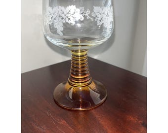 Conjunto de 6 taças de vinho Schott Zweisel em cristal com gravação Roemer e haste âmbar em formato de colmeia.