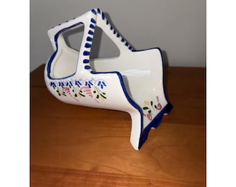 Handgeschilderde keramische wijnfleshouder met handvat.  Bloemen. Gemaakt in Spanje.