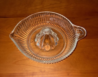 Exprimidor de cítricos VTG de vidrio transparente acanalado con pestaña y boquilla. Lea la descripción.
