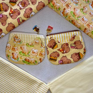 Handmade Capybara Coin Purse, Cute Card Holder with Capybara Charm, Small Zipper Pouch, Kawaii Animal Wallet, Perfect Gift