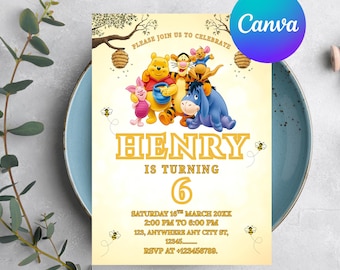 Könnte beinhalten: Eine Geburtstagseinladung mit Winnie Puuh und seinen Freunden. Die Einladung trägt den Namen "HENRY" und die Zahl "6" in goldfarbenen Buchstaben. Der Text lautet "PLEASE JOIN US TO CELEBRATE" und enthält Party-Details. Das Canva-Logo befindet sich oben rechts.