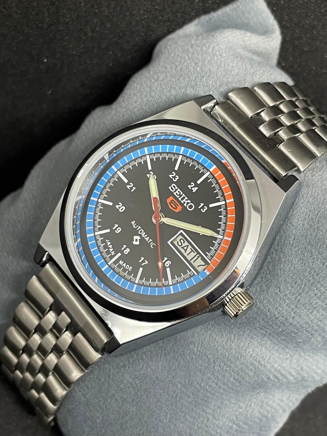 Vintage Refurbished Seiko 5 Automatic Day/Date Men's Wrist Watch, foto 4 di 5