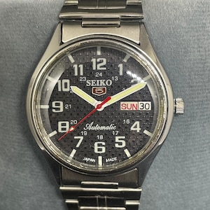 Classic Vintage Refurbished Seiko 5 Automatic Day/Date Men&#39;s Wrist Watch