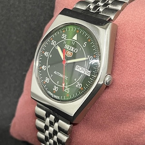 Classic Vintage Refurbished Seiko 5 Automatic Day/Date Men's Wrist Watch