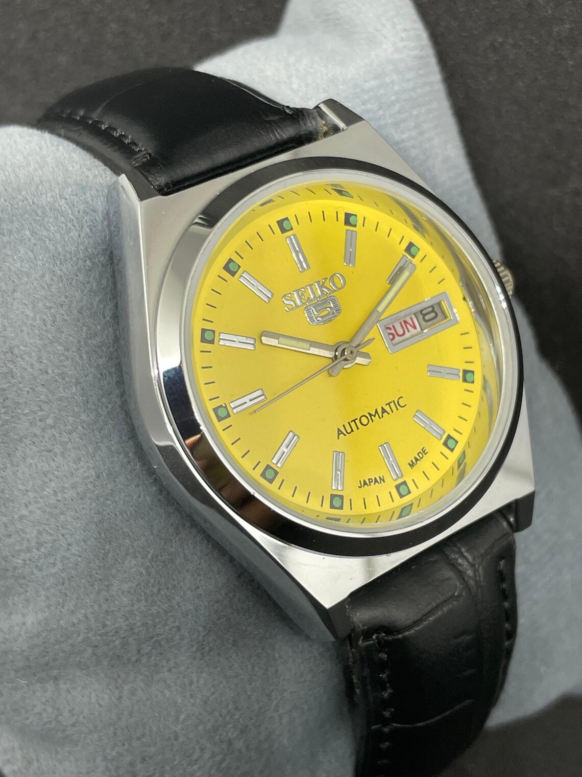 Vintage Refurbished Seiko 5 Automatic Day/Date Men's Wrist Watch, foto 4 di 5