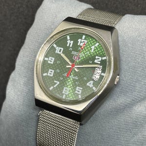 Classic Vintage Refurbished Seiko 5 Automatic Day/Date Men&#39;s Wrist Watch