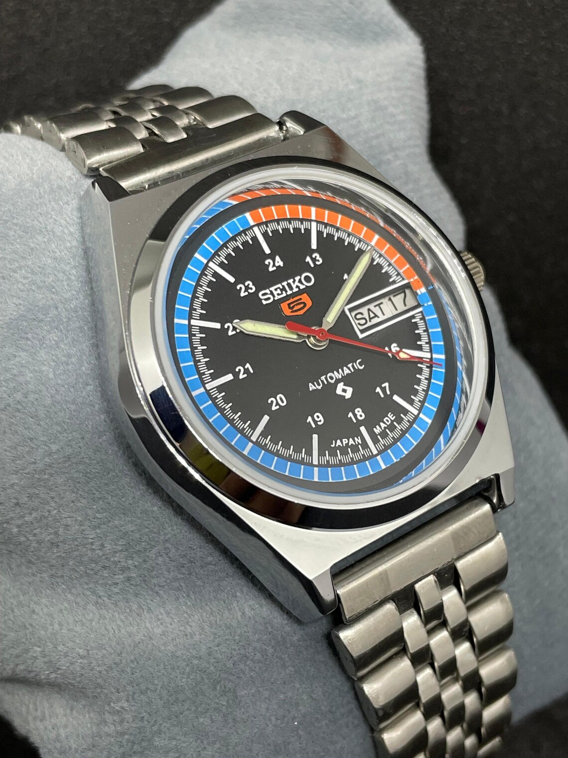 Vintage Refurbished Seiko 5 Automatic Day/Date Men's Wrist Watch, foto 2 di 5