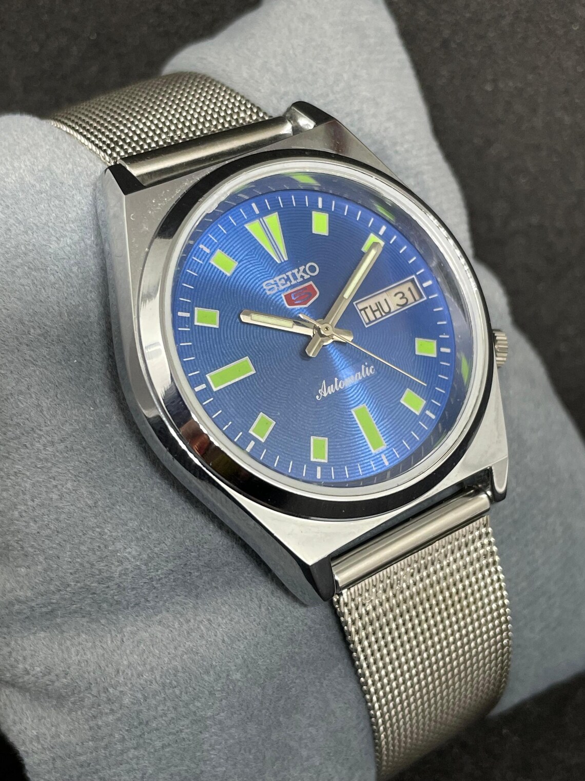 Vintage Refurbished Seiko 5 Automatic Day/Date Men's Wrist Watch, foto 4 di 5