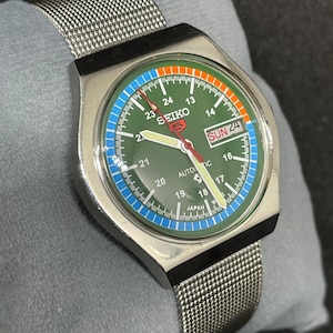 Classic Vintage Refurbished Seiko 5 Automatic Day/Date Men&#39;s Wrist Watch