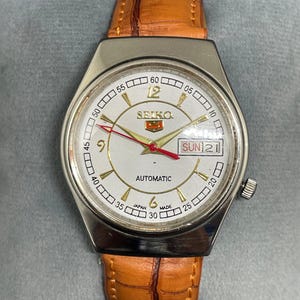 Classic Vintage Refurbished Seiko 5 Automatic Day/Date Men&#39;s Wrist Watch