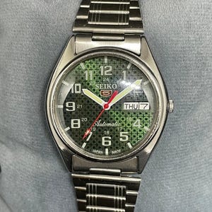 Classic Vintage Refurbished Seiko 5 Automatic Day/Date Men&#39;s Wrist Watch