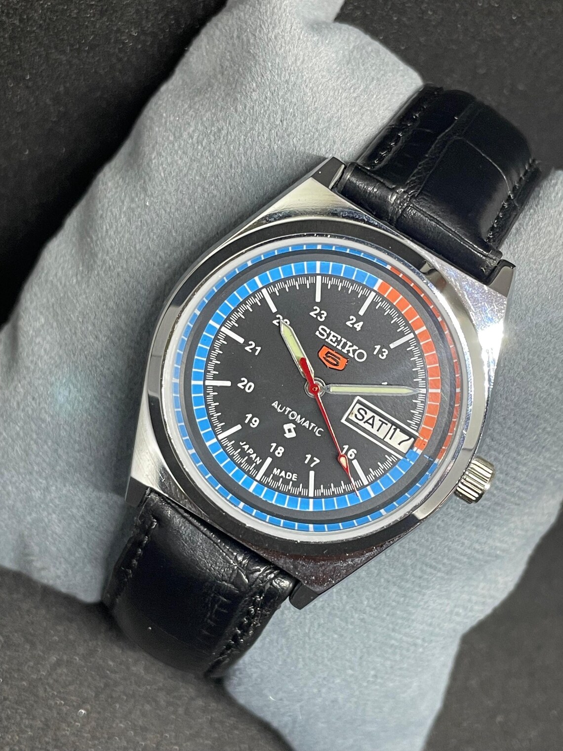 Vintage Refurbished Seiko 5 Automatic Day/Date Men's Wrist Watch, foto 4 di 5