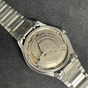 Pu&ograve; includere: Un orologio Seiko vintage con cinturino in metallo argentato. Il quadrante dell'orologio &egrave; aperto, rivelando gli intricati meccanismi interni. Il movimento dell'orologio &egrave; visibile, con la scritta "SEIKO".