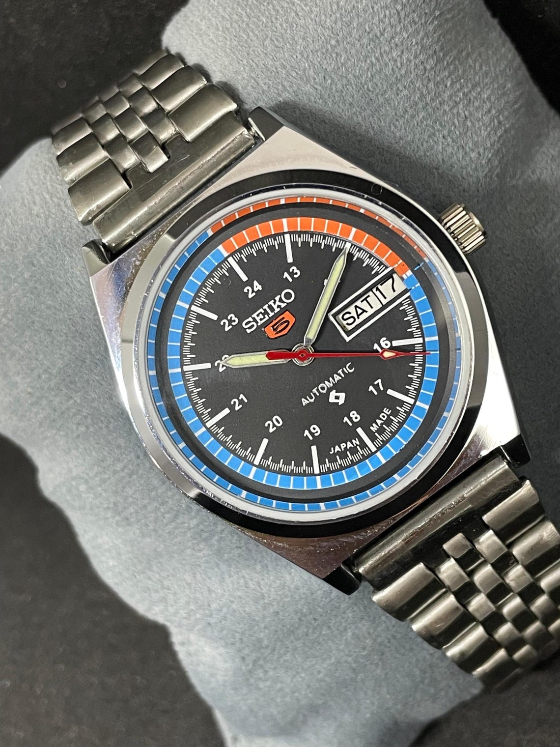 Vintage Refurbished Seiko 5 Automatic Day/Date Men's Wrist Watch, foto 3 di 5
