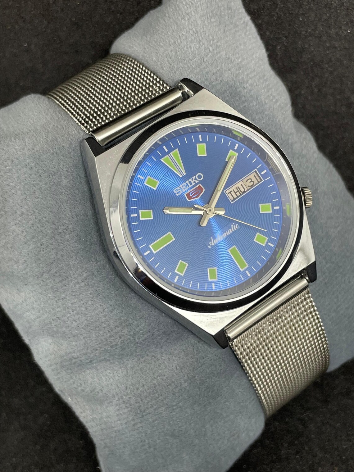 Vintage Refurbished Seiko 5 Automatic Day/Date Men's Wrist Watch, foto 2 di 5