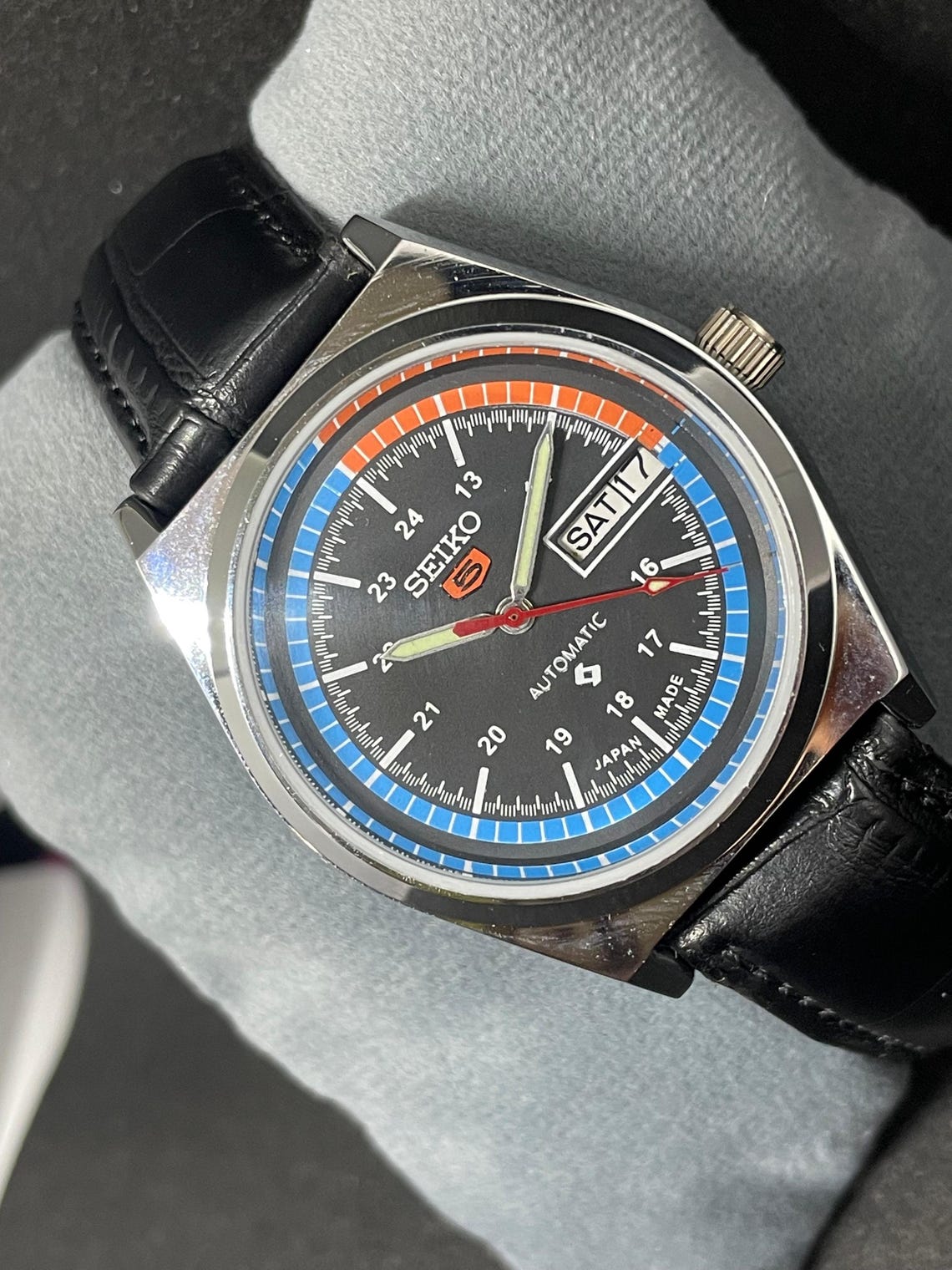 Vintage Refurbished Seiko 5 Automatic Day/Date Men's Wrist Watch, foto 3 di 5