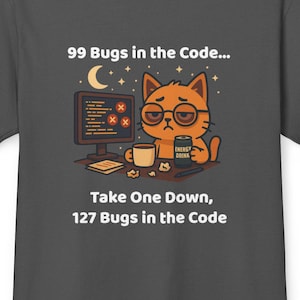 Peut inclure: T-shirt gris foncé avec un chat de dessin animé portant des lunettes, l'air fatigué, devant un ordinateur. Le texte indique : "99 Bugs in the Code... Take One Down, 127 Bugs in the Code."